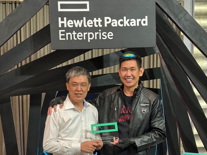คุณอุดม ลิ้มมีโชคชัย ผู้ช่วยกรรมการผู้จัดการใหญ่ ฝ่ายบริการก่อนการขาย ตัวแทนจากบริษัท แอ็ดวานซ์อินฟอร์เมชั่นเทคโนโลยี จำกัด (มหาชน) เข้ารับมอบรางวัล “HPE Gold Partner” ในงาน HPE Partner Submit 2024
